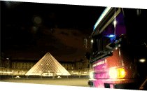 Pause cigarette devant la pyramide du Louvre